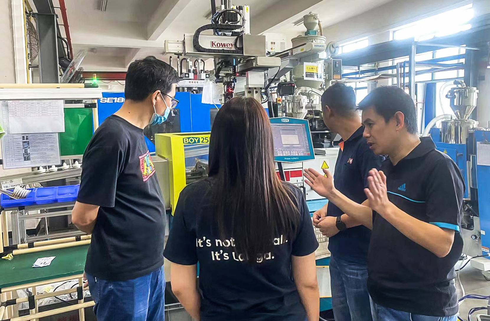 Customers visit our company to customize plastic injection molding Customers visit our company to customize plastic injection molding