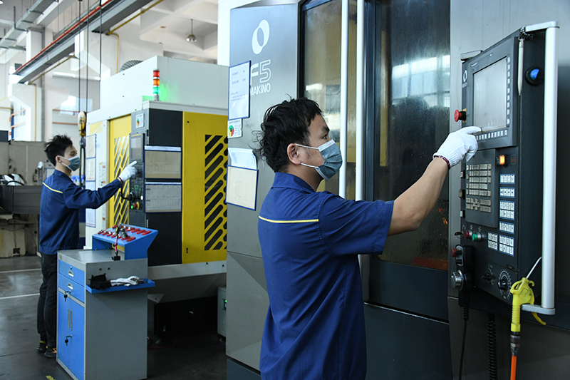 模具厂员工用全球高精密牧野机器生产打磨模具