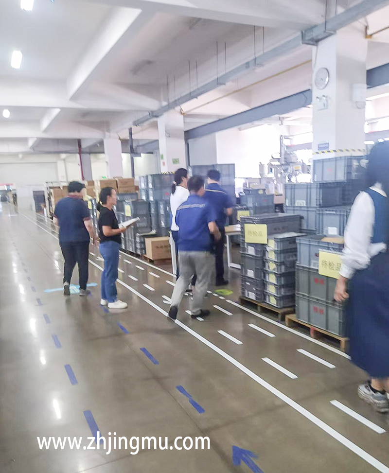 日本知名家居日用品企业代表来精模参观考察产品制造过程