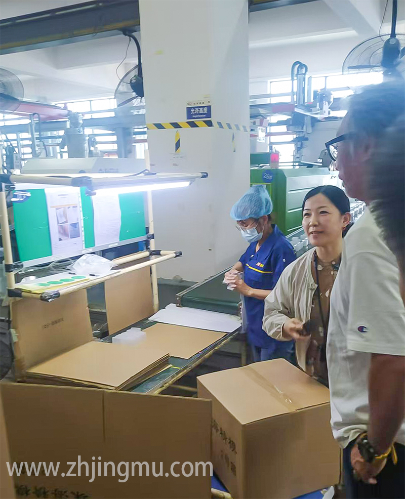 日本知名家居日用品企业代表来精模参观考察产品制造过程