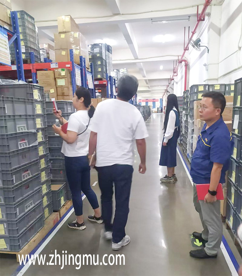 日本知名家居日用品企业代表来精模参观考察产品制造过程