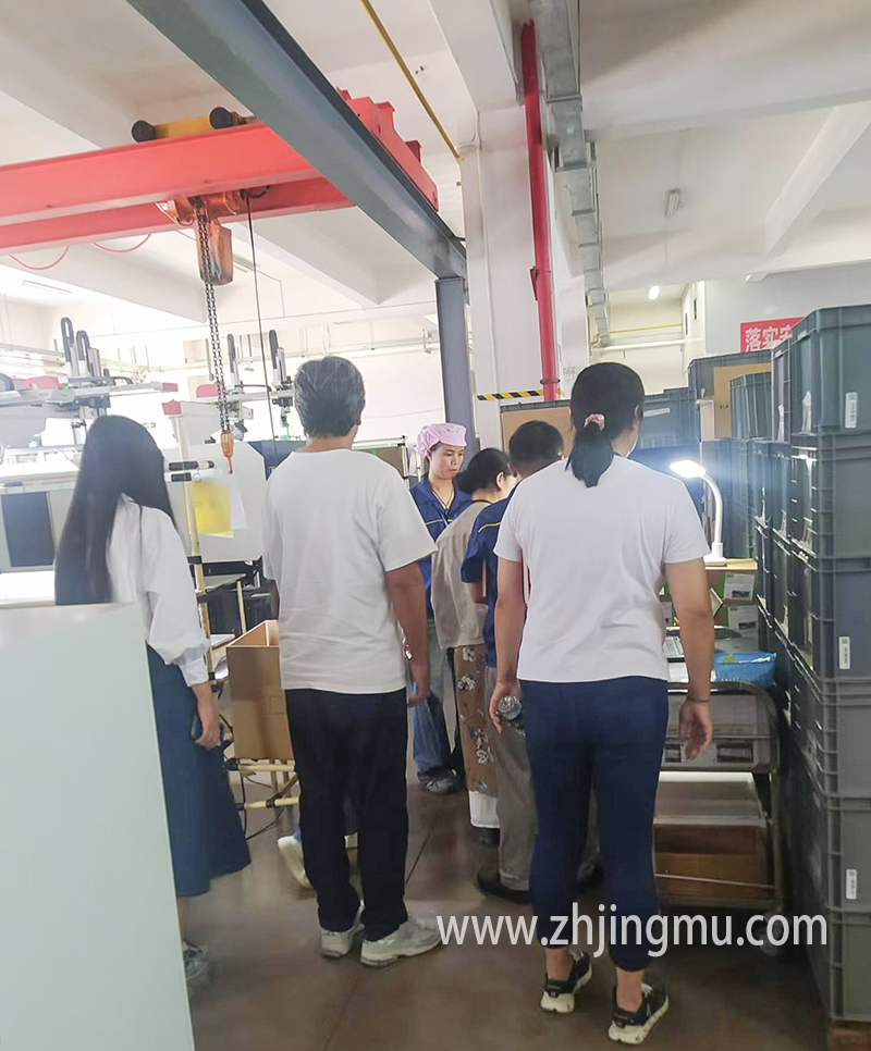 日本知名家居日用品企业代表来精模参观考察产品制造过程