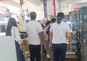 日本知名家居日用品企业代表来精模参观考察产品制造过程